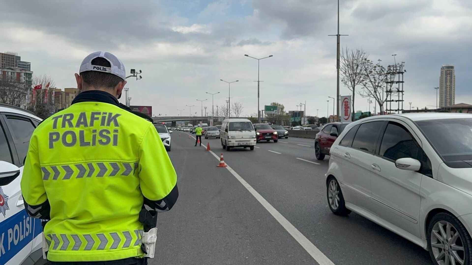 Trafikte Yeni Dönem Başlıyor! Hız İhlali, Kırmızı Işık ve Saldırgan Sürücülere Sert Cezalar Geliyor