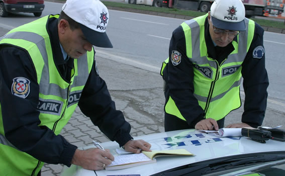 Trafikte Yeni Dönem Başlıyor! Hız İhlali, Kırmızı Işık ve Saldırgan Sürücülere Sert Cezalar Geliyor