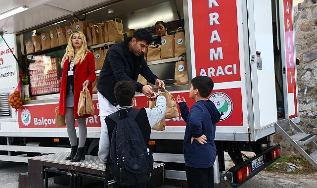 Balçova Belediyesi’nden Öğrencilere Beslenme Çantası Desteği