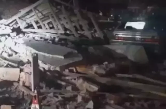 Balıkesir Sındırgı'da 6.1 Büyüklüğünde Deprem: Yıkılan Binalardan İlk Görüntüler Geldi