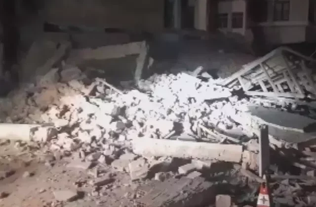 Balıkesir Sındırgı'da 6.1 Büyüklüğünde Deprem: Yıkılan Binalardan İlk Görüntüler Geldi
