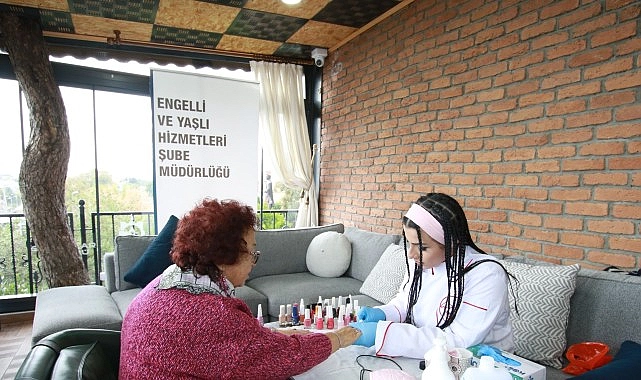 Kocaeli’nde Gençler ve 65 Yaş Üstü Vatandaşlar Kuaförlük Etkinliğinde Bir Araya Geldi