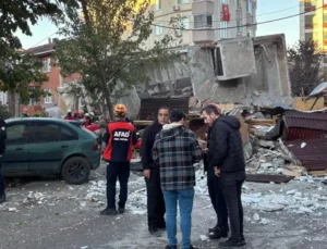 Son Dakika: Kocaeli Gebze’de 7 Katlı Bina Çöktü! Enkaz Altında 5 Kişi Olduğu Bildirildi
