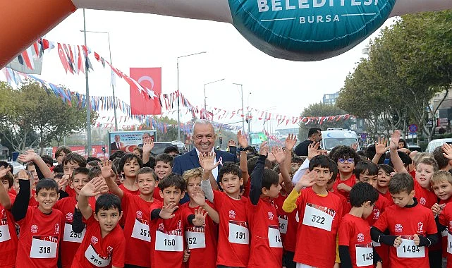 Nilüfer’de 102. Yıl Coşkusuyla Okullar Arası Cumhuriyet Koşusu Düzenlendi