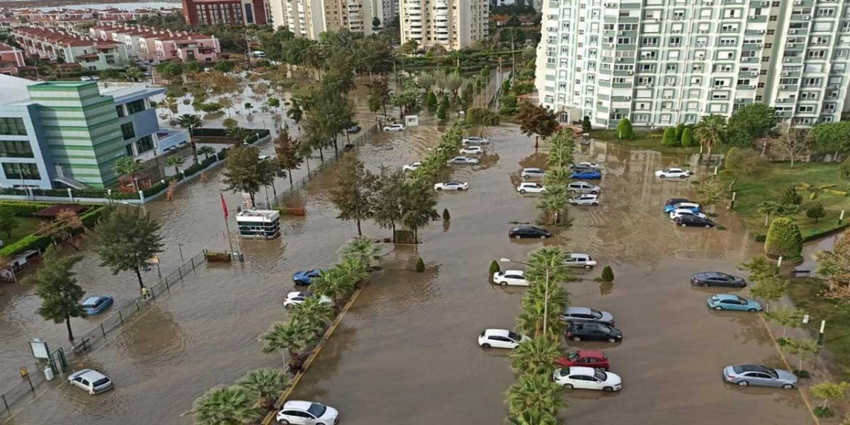 Foça’da Sağanak Yağış Sele Neden Oldu: Yollar Göle Döndü, Evler Sular Altında Kaldı