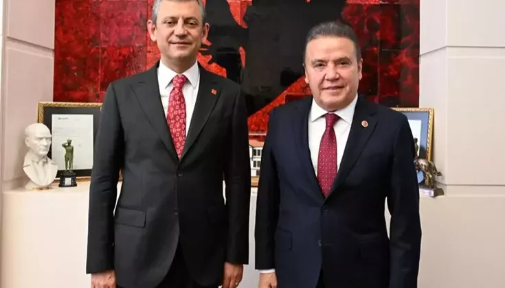 Özgür Özel’den Muhittin Böcek Hakkında Çarpıcı İddia: “CHP’ye İftira At” Teklifi Götürmüşler