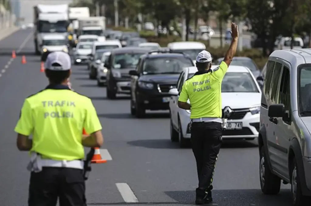 Trafikte Yeni Dönem Başlıyor! Hız İhlali, Kırmızı Işık ve Saldırgan Sürücülere Sert Cezalar Geliyor