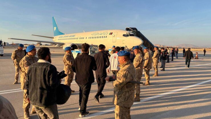 Van’da 300 Afgan Göçmen Sınır Dışı Edildi