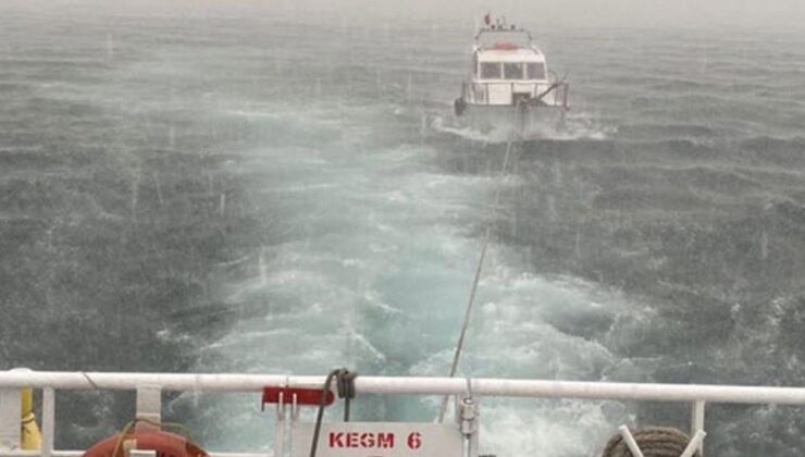 Çanakkale Boğazı’nda Sürüklenen Tekne Kurtarıldı