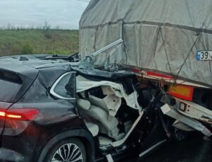 Keşan’da Otomobil TIR’a Arkadan Çarptı: 3 Yaralı