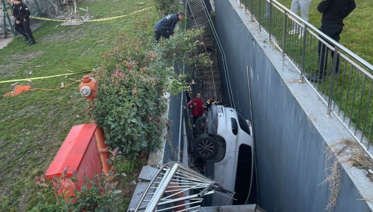 Bahçelievler’de araç otoparktan düştü: Sürücü sıkıştı