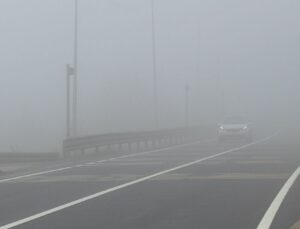 Bolu Dağı’nda yoğun sis görüşü 30 metreye düşürdü