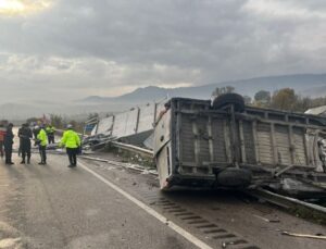 Tokat Niksar’da Minibüs Kamyonete Çarptı: Sürücü Yaralandı