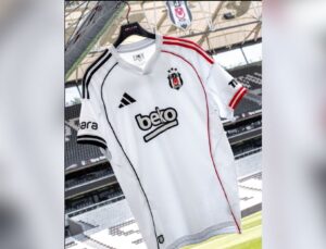 Beşiktaş Bu Akşam Sahada: Klasik Beyaz Forma ve Siyah Şort Kombiniyle