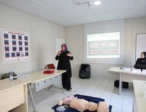 Kocaeli Büyükşehir Belediyesi Personeline 16 Saatlik Temel İlk Yardım Eğitimi Verdi