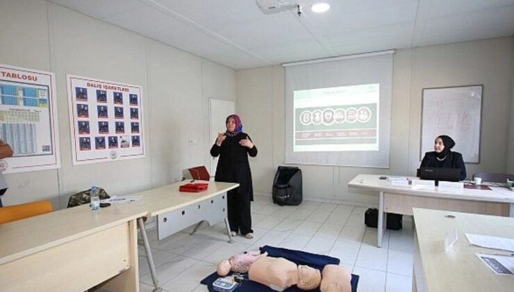 Kocaeli Büyükşehir Belediyesi Personeline 16 Saatlik Temel İlk Yardım Eğitimi Verdi
