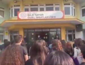 İzmir’de 10 Kasım Töreninde ‘Andımız’ Gerginliği: Okul Müdürü Öğrencileri Susturmaya Çalıştı