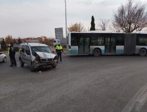 Isparta–Konya Yolunda Kaza: Otomobil ile Belediye Otobüsü Çarpıştı