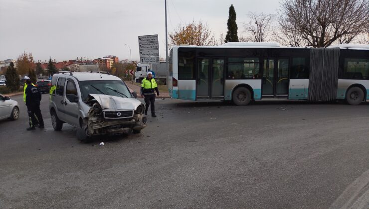 Isparta–Konya Yolunda Kaza: Otomobil ile Belediye Otobüsü Çarpıştı