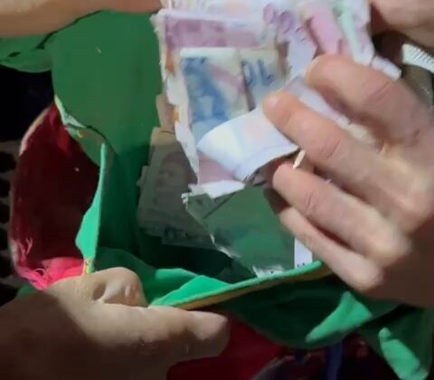 Diyarbakır’da Temizlik Görevlilerinden Örnek Davranış: Bulunan Poşet Sahibine Teslim Edildi