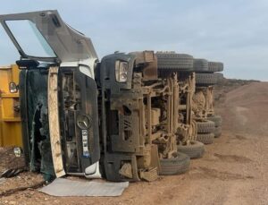 İnegöl’de Hafriyat Kamyonu Devrildi: Sürücü Ağır Yaralı