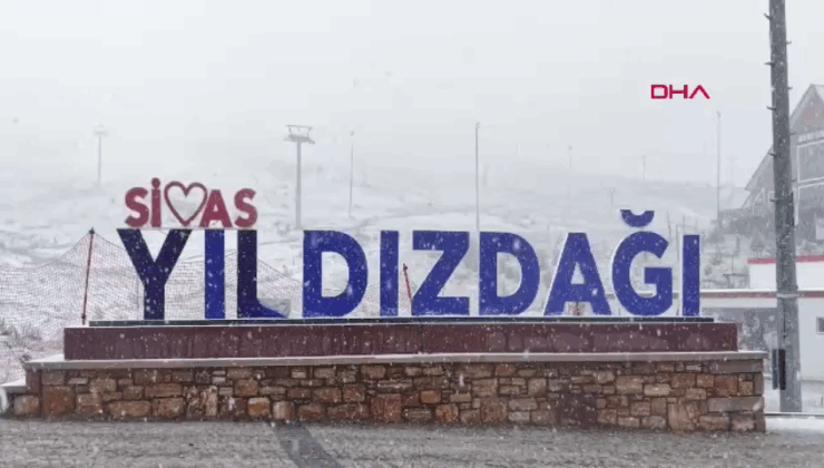 Sivas’ta kar yağışı tarihi meydanı ve kayak merkezini beyaza bürüdü